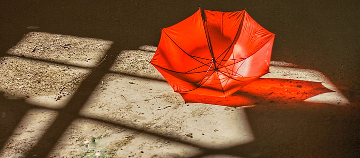rojo, paraguas, tomado, tiempo de día, color, reflexión, composición, oscuridad, luz del sol, sombra, nadie, celebracion, regalo, vista de alto ángulo, naturaleza, vacaciones, sorpresa, papel, regalo de Navidad, solo objeto, evento, caja, caja - contenedor, caja de regalo, lazo atado, cinta - artículo de costura, al aire libre, hormigón, 4K, CC0, dominio público, libre de derechos