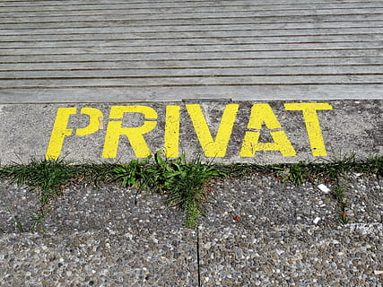 privat, vej, skrifttype, Bemærk, forbyde, tekst, vestlige script, skilt, stort bogstav, meddelelse, gul, høj vinkel visning, dag, ingen mennesker, udendørs, by, advarselsskilt, gade, enkelt ord, sti, natur, arkitektur, plante, vejmærkning, besked, 5K, CC0, offentligt domæne, royaltyfrie