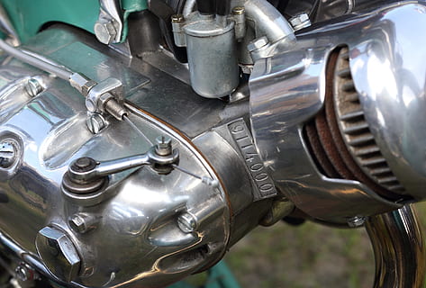 ciclomotore, motore, puch, 50cc, vs 50d, 1959, 2-stroke, carburatore, raffreddato ad aria, Woerden, veteranentreffen, 2017, metallo, avvicinamento, macchinario, nessuno, modo di trasporto, mezzi di trasporto, parte della macchina, color argento, giorno, motociclo, veicolo terrestre, all'aperto, brillante, auto, vista dall'alto, veicolo a motore, tecnologia, cromo, 4K, CC0, dominio pubblico, privo di copyright