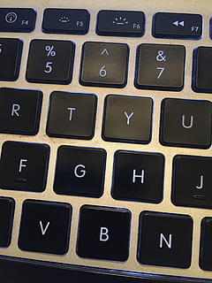 macbook, clavier, ordinateur, électronique, clavier, ordinateur, des ordinateurs, équipement, équipement électronique, portable, écrire, travail, l'écriture, Salle informatique, Pomme, pc, Apple Inc, équipement informatique, il, clavier d'ordinateur, La technologie, clé d'ordinateur, la communication, personne, plein cadre, partie informatique, lien, fermer, arrière-plans, lettre, texte, vue grand angle, alphabet, Technologie sans fil, à l'intérieur, 2K, CC0, domaine public, libre de droits