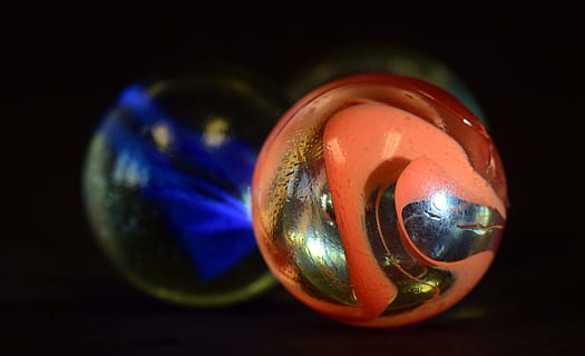 marmor, om, kugler, rød, blå, rulle, glas, glas marmor, tæt, børne-, bold, en smule, baggrund, skinnende, tæt på, sfære, frugt, mad og drikke, indendørs, ingen mennesker, mad, sund kost, enkelt objekt, multi farvet, velvære, studio skud, friskhed, stilleben, fokus på forgrunden, glas - materiale, gennemsigtig, sort baggrund, 5K, CC0, offentligt domæne, royaltyfrie