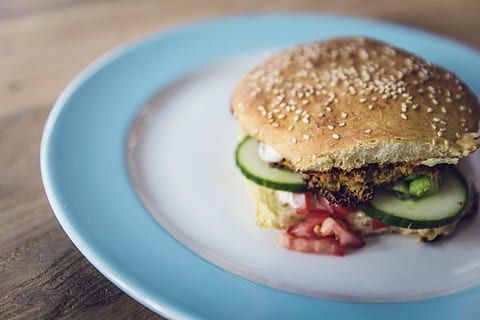 selektif, fotografi fokus, burger, sepiring burger, putih, biru, piring keramik, roti isi daging, tomat, sayur-mayur, roti, sanggul, makanan, selada, makan, makan siang, keju, gourmet, wijen, camilan, Bawang, daging, kesegaran, makan malam, daging sapi, dipanggang, salad, sandwich, merapatkan, makanan dan minuman, cheeseburger, piring, tidak ada orang, siap untuk dimakan, makanan cepat saji, makan sehat, dalam ruangan, meja, hiasan, 5K, CC0, domain publik, bebas royalti