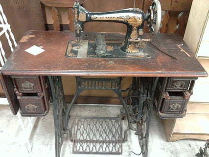 cantant, cosir, màquina, treadle, gabinet, indústria, vell, sastre, antiguitat, vintage, tèxtils, industrial, retro, equipament, cap gent, abandonat, seient, metall, rovellat, obsoleta, maquinària, estil retro, a l'interior, cadira, vista d’angle alt, material de fusta, taula, dia, màquina d’escriure, aixafar, tecnologia, deteriorament, 1080P, CC0, domini públic, lliure de regalies