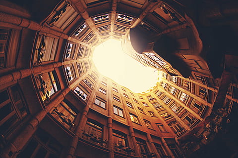 lavvinkelfotografering, Brun, beton, bygning, arkitektur, infrastruktur, struktur, etablering, lejlighed, vinduer, solrig, bygget struktur, lav vinkel visning, fish-eye lens, by, sollys, himmel, ingen mennesker, bygning udvendig, belyst, udendørs, direkte under, natur, belysningsudstyr, linseflare, solstråle, dag, rejsemål, sol, Stærkt oplyst, 4K, CC0, offentligt domæne, royaltyfrie