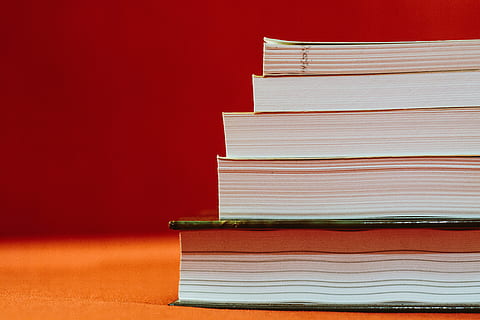 pile, cinq, livres, marron, surface, empiler, en train de lire, lis, éducation, école, bibliothèque, connaissance, Littérature, étude, en train d'étudier, étudiant, apprentissage, information, Université, devoirs, livre, recherche, grand groupe d'objets, publication, à l'intérieur, personne, rouge, nature morte, papier, sagesse, livre à couverture rigide, fond coloré, fermer, compétence, prise de vue en studio, intelligence, cahier de texte, 4K, CC0, domaine public, libre de droits
