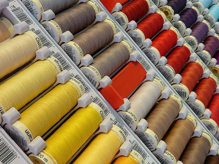 lot de fil, caixes, colorit, fil, color, fils de colors, bobina de color, pegat, bobines de fil, mà d'obra, roba, treball manual, agulla, cosir, fil de cosir, rodar, schneider, sastreria, bobina, cap gent, article de costura, fons, variació, elecció, marc complet, gran grup d'objectes, multicolor, tèxtil, indústria tèxtil, primer pla, natura morta, a l'interior, arranjament, pila, art i artesania, indústria, 1080P