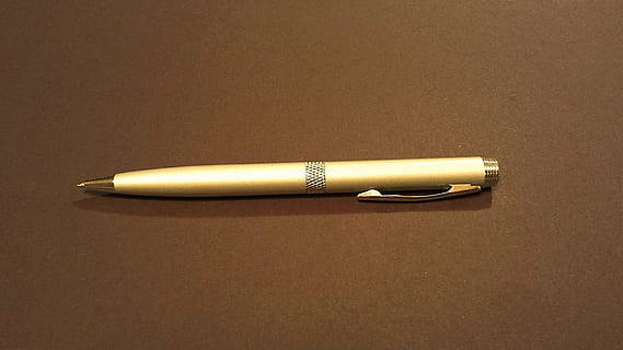 beige, stylo clic, marron, surface, stylo, encre, or, écrire, lettre, calligraphie, l'écriture, signe, ancien, conception, écriture, rétro, document, noir, texte, antique, vieux, Remarque, main, symbole, Bureau, plume, manuscrit, correspondance, affaires, dessin, éducation, parchemin, esquisser, la communication, démodé, des signes, à l'intérieur, personne, objet unique, prise de vue en studio, couleur or, espace de copie, fermer, nature morte, instrument d'écriture, table, vue grand angle, luxe, fond coloré, richesse, métal, stylo plume, deux objets, 1080P, CC0, domaine public, libre de droits