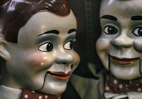 Nahaufnahmefoto, Gänsehaut schlampig, Dummy, Bauchrednerpuppe, Porzellanpuppe, Vorderseite, Spiegel, Marionette, Gesicht, suchen, Paar, zwei, menschliche Darstellung, Darstellung, Skulptur, keine Leute, Nahansicht, Kunst und Handwerk, weibliche Ähnlichkeit, männliche Ähnlichkeit, Statue, Verkauf, Religion, Geschäft, Verkaufsdisplay, drinnen, Fokus auf den Vordergrund, Körperteil, 5K, CC0, gemeinfrei, lizenzfrei