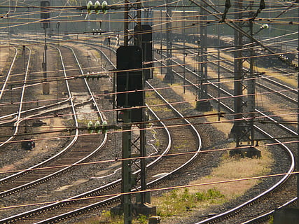 jalur, melatih, gleise, perjalanan, tampak, tiang-tiang, saluran listrik, kereta api, loco, lokomotif, Stasiun kereta, rel kereta, transportasi kereta api, angkutan, kereta - kendaraan, kendaraan umum, melengkung, tampilan sudut tinggi, moda transportasi, hari, tidak ada orang, logam, di luar rumah, Arsitektur, alam, struktur yang dibangun, kabel, kompleksitas, 2K, CC0, domain publik, bebas royalti