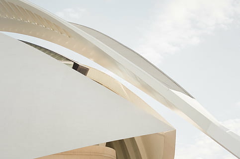 fotografia d'angle baix, blanc, edifici, estructura, cel, infraestructura, finestra, establiment, ciutat, urbà, arquitectura, art,, cap gent, primer pla, dia, a l'aire lliure, vista d’angle baix, estructura construïda, modern, exterior de l'edifici, naturalesa, núvol - cel, còpia espai, corba, patró, Color blanc, sostre, pont, pont - estructura feta per l'home, metall, acer, 4K, CC0, domini públic, lliure de regalies