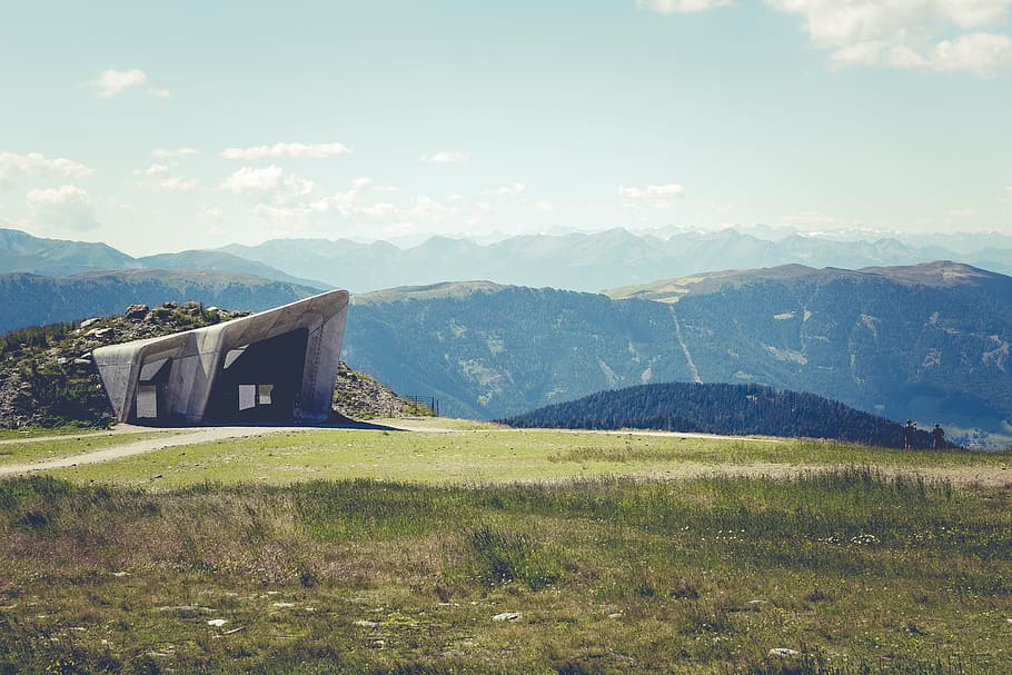 més, destinació, vista, punt de vista, muntanya, oci, altiplà, llocs d'interès, turisme, festa, senderisme, alpinisme, naturalesa, parc natural, bosc, camps, paisatge, rock, vista llunyana, previsió, muntanyes, arbres, Tirol del sud, alpí, dolomites, Itàlia, nord d'Itàlia, reinhold, messner, mmm, museu, escenics - natura, cel, bellesa a la natura, Serra, medi ambient, arquitectura, estructura construïda, terra, escena tranquil·la, planta, tranquil·litat, núvol - cel, herba, exterior de l'edifici, dia, escena no urbana, cap gent, a l'aire lliure, paisatge rodant, 5K