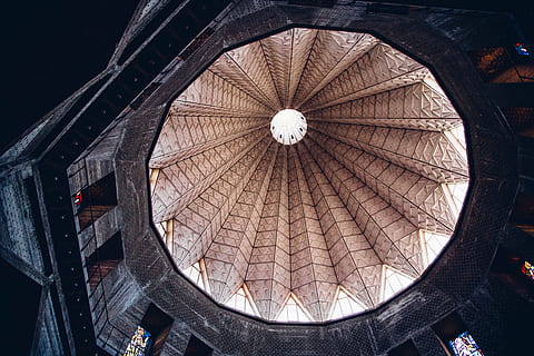 arquitectura, edificio, techo, perspectiva, lugar famoso, Hazme, estructura construida, vista de ángulo bajo, exterior del edificio, nadie, historia, modelo, el pasado, destinos de viaje, forma, turismo, circulo, viaje, característica arquitectónica, forma geometrica, ciudad, día, al aire libre, directamente debajo, 5K, CC0, dominio público, libre de derechos