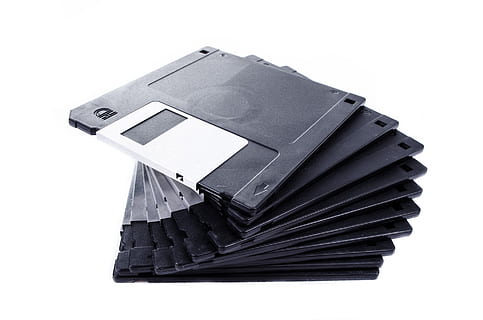 pila, negro, gris, mucho cd case, aislado, flexible, expediente, salvar, blanco, grabar, medios de comunicación, negocio, compacto, disquete, datos, obsoleto, el plastico, memoria, byte, tecnología, computadora, equipo, objeto, disco, informática, retro, medio, apoyo, almacenar, foto de estudio, adentro, Fondo blanco, separar, de cerca, naturaleza muerta, solo objeto, cable USB, nadie, portabilidad, conexión, temas de fotografia, de color negro, el color blanco, tecnología inalámbrica, cuero, fuente de alimentación, 1080P, CC0, dominio público, libre de derechos