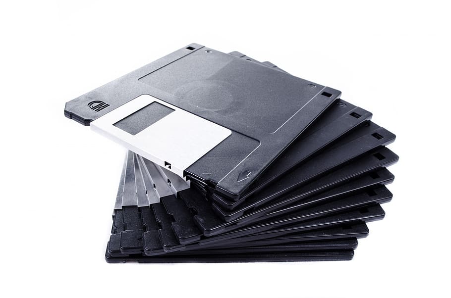 pila, negro, gris, mucho cd case, aislado, flexible, expediente, salvar, blanco, grabar, medios de comunicación, negocio, compacto, disquete, datos, obsoleto, el plastico, memoria, byte, tecnología, computadora, equipo, objeto, disco, informática, retro, medio, apoyo, almacenar, foto de estudio, adentro, Fondo blanco, separar, de cerca, naturaleza muerta, solo objeto, cable USB, nadie, portabilidad, conexión, temas de fotografia, de color negro, el color blanco, tecnología inalámbrica, cuero, fuente de alimentación, 1080P