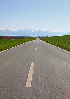 grå, asfaltvej, grøn, græsplæne, vej, fjern, fremsyn, vision, bred, afstand, mål, transportmidler, retning, himmel, vejen frem, faldende perspektiv, symbol, forsvindingspunkt, skilt, rolig scene, natur, miljø, vejmærkning, asfalt, ro, mærkning, tom vej, jord, scenics - natur, landskab, ingen mennesker, skillelinje, udendørs, 2K, CC0, offentligt domæne, royaltyfrie