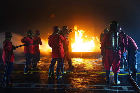 Feuerwehrleute, Ausbildung, Leben, Feuer, kontrolliert werden, Nacht-, Schutz, Achtung, Ausrüstung, Schlauch, Helm, sprühen, Düse, Job, trainieren, Feuerwehrmänner, Sicherheit, Bedienung, Menschen, Gruppe von Leuten, Männer, draußen, Frau, Sonnenuntergang, in voller Länge, Freizeitbeschäftigung, Stehen, Himmel, orange Farbe, Rückansicht, Lebensstile, Natur, Menge, Erwachsene, echte Menschen, Zusammengehörigkeit, Bewegung, 1080P, CC0, gemeinfrei, lizenzfrei