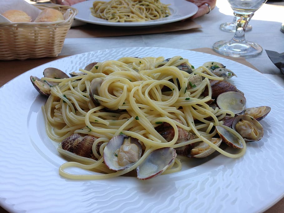 spaghete, moluște comestibile, farfurie, Paste, alimente, masa de seara, masă, gurmand, faianță, Masa de pranz, restaurant, gătit, mancare si bautura, masa, bucatarie italiana, fructe de mare, cultura italiană, Sos de cimbru, mâncat sănătos, brânză, alimente italiană, gata să mănânce, prospeţime, dimensiune de servire, bunăstare, în interior, natură moartă, mănâncă ustensile, nici o persoana, ustensile de bucatarie, vedere în unghi mare, a închide, furculiţă, sticlă, ispită, 2K
