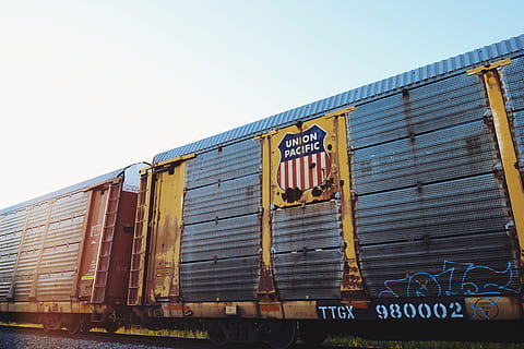 Foto, grå, Union, pacific, tog, tog om dagen, gul, union pacific, jernbane, rust, togspor, togbil, godstransport, transportmidler, last container, jernbanespor, industri, udendørs, dag, ingen mennesker, skyfri himmel, himmel, arkitektur, forretning, natur, tekst, lav vinkel visning, jernbanetransport, vestlige script, transportform, tog - køretøj, meddelelse, blå, forbrugerisme, 5K, CC0, offentligt domæne, royaltyfrie