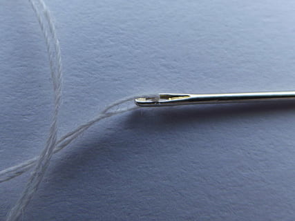 agulla, fil, agulles, cosir, roba, cap gent, primer pla, vista d’angle alt, a l'interior, metall, bolígraf, instrument d’escriptura, paper, tir de l'estudi, color plata, oficina, comunicació, enfocament selectiu, cotxe, dia, acer, brillant, senzillesa, connexió, negocis, aliatge, 4K, CC0, domini públic, lliure de regalies