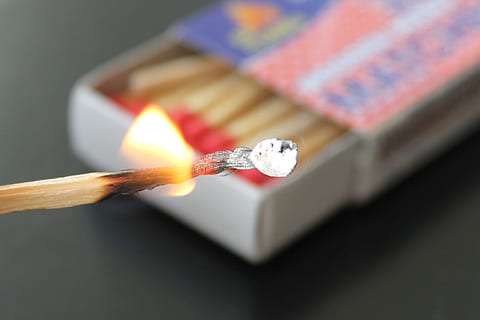 match, ild, flamme, brænding, indendørs, tæt på, studio skud, varme - temperatur, brand - naturligt fænomen, selektiv fokusering, ingen mennesker, ring, smykker, fokus på forgrunden, natur, bevægelse, vielsesring, begivenhed, mad og drikke, fest, grå, tændstik, sort baggrund, 1080P, CC0, offentligt domæne, royaltyfrie
