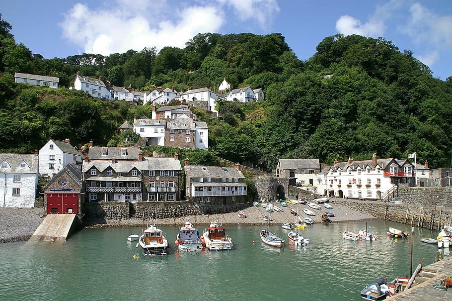 clovelly, UK, devon, arquitectura, estructura construïda, arbre, aigua, exterior de l'edifici, vaixell nàutic, edifici, transport, planta, manera de transport, naturalesa, davant del mar, dia, barri residencial, riu, ciutat, muntanya, casa, persones incidentals, a l'aire lliure, embarcacions de passatgers, 1080P