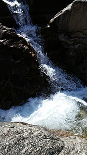 continuació, cascada, muntanya, moviment, rock - object, naturalesa, bellesa a la natura, cap gent, aigua, rock, esport, sòlid, esport aquàtic, surf, escenics - natura, mar, aigua que flueix, dia, terra, formació de roca, esquitxades, a l'aire lliure, poder a la natura, que flueix, trencament, 4K, CC0, domini públic, lliure de regalies