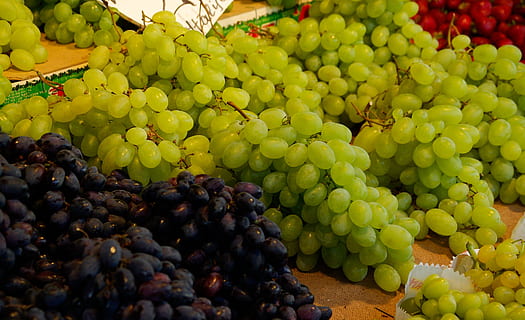 uva, vid, Fruta, racimo, alimentación saludable, comida y bebida, comida, abundancia, bienestar, frescura, color verde, gran grupo de objetos, mercado, nadie, Al por menor, elección, día, manojo, en venta, variación, naturaleza, al aire libre, maduro, 2K, CC0, dominio público, libre de derechos