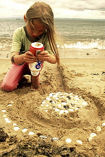 strand, sandslott, skal, barn, spelar, roligt, spela, barndom, unge, utomhus-, landa, hav, en person, sand, vatten, riktiga människor, fritidsaktivitet, kvinnor, livsstilar, frontvy, skönhet i naturen, honor, natur, flickor, vardaglig klädsel, Sammanträde, hår, utomhus, horisont över vatten, frisyr, 5K, CC0, offentligt domän, royaltyfria