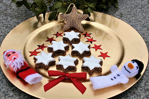 asterisc, aperitiu, primer pla, llum, or, placa, 2018, final de l’any, arbre de Nadal, reflexió, la cerimònia, paisatge, cookies, decoració de Nadal, Nadal, bones vacances, vacances, decoració, desitjos, arc, elements decoratius, els detalls del, oportunitat, adorns de Nadal, arc vermell, el rerefons, Bon Nadal, Pare Noél, galetes de mantega, dolços, ennuvolat, celebració, festa, a l'interior, menjar i beguda, forma, vista d’angle alt, creativitat, cap gent, menjar, forma d'estrella, menjar dolç, taula, representació, natura morta, al forn, art i artesania, 2K, CC0, domini públic, lliure de regalies