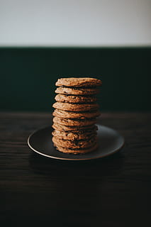 Haufen, Kekse, Teller, runden, gebacken, grau, Untertasse, Plätzchen, Gebäck, Tabelle, Süss, Essen und Trinken, drinnen, Nahansicht, Lebensmittel, Stapel, Frische, Fokus auf den Vordergrund, Stillleben, keine Leute, Süßes Essen, Holz - Material, Studioaufnahme, fertig für den Verzehr, Genuss, Versuchung, Dessert, Kuchen, Geschirr, Snack, 5K, CC0, gemeinfrei, lizenzfrei