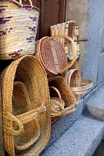 cestino, di vimini, contenitore, nessuno, giorno, grande gruppo di oggetti, arte e artigianato, mestiere, in vendita, mercato, natura morta, all'aperto, tessile, scelta, posto a sedere, legno - materiale, prodotto artigianale, sedia, modello, Marrone, 2K, CC0, dominio pubblico, privo di copyright