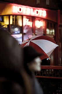 vermell, blanc, paraigua, persona, botiga, paraigües blanques, plovent, pluja, gent, escena urbana, carrer, vida de ciutat, temps, a l'aire lliure, homes, ciutat, adult, només adults, mà humana, una persona, persones reals, celebració, mà, protecció, enfocament selectiu, estils de vida, activitat d'oci, humit, primer pla, persona irreconeixible, part del cos humà, transport, dones, dit, temporada de pluges, 4K, CC0, domini públic, lliure de regalies