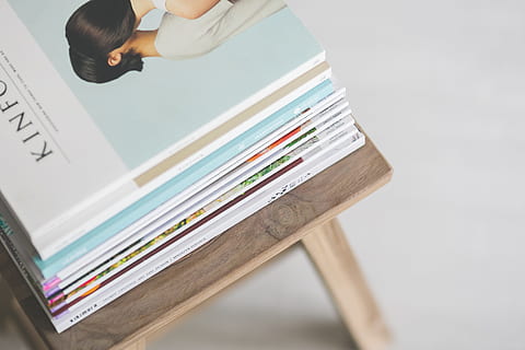 stiva de reviste, reviste, citind, grămadă, oameni, în interior, publicare, educaţie, carte, Afaceri, partea corpului uman, adult, masa, document, fişier, deținere, grup mare de obiecte, hârtie, birou, documente, femei, ocupaţie, 4K, CC0, domeniu public, fără drepturi de autor