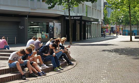 národy, sedí, zábradlí, budova, vysoký, stromy, během dne, pokemon, hry, digitální, elektronika, teenageři, zábava, hrát si, technologie, mladý, student, životní styl, lidé, neformální, přátelství, studovat, veselý, vzdělání, spolu, dospívající, skupina, počítač, vysoká škola, letní, kampusu, znalost, škola, univerzita, příteli, studie, týmová práce, akademický, Internet, bezdrátový, slovo, médií, informace, data, síť, web, spojení, Fotoaparát, přístroj, dospělý, venku, redakční, městské scény, město, architektura, exteriér budovy, stavba, skupina lidí, ulice, sedící, ženy, skutečných lidí, den, volnočasové aktivity, životního stylu, slunečního světla, muži, městský život, Příroda, pěšina, 1080P