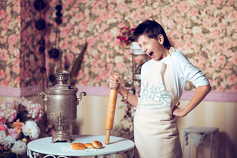 dona, celebració, marró, fusta, rodant, pni, home, cuinar, cocció, regal, primavera, plorar, emocions, 8 de març, felicitació, festa, dones, davantal, adult, femelles, gent, una persona, estils de vida, somrient, menjar i beguda, menjar, descendència, estri de cuina, nen, equipament per a la llar, taula, emoció, de peu, felicitat, naturalesa, dolç, infància, cafè, esmorzar, pentinat, 4K, CC0, domini públic, lliure de regalies