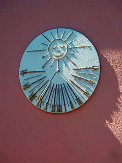 reloj de sol, reloj, hora, Dom, tiempo que indica, puntero, tiempo de, sol corriendo, hora del dia, Hora de verano, circulo, forma geometrica, forma, nadie, arquitectura, estructura construida, día, de cerca, modelo, diseño, exterior del edificio, pared - característica de la construcción, ventana, azul, metal, naturaleza, luz del sol, al aire libre, Arte y artesanía, patrón floral, 2K, CC0, dominio público, libre de derechos