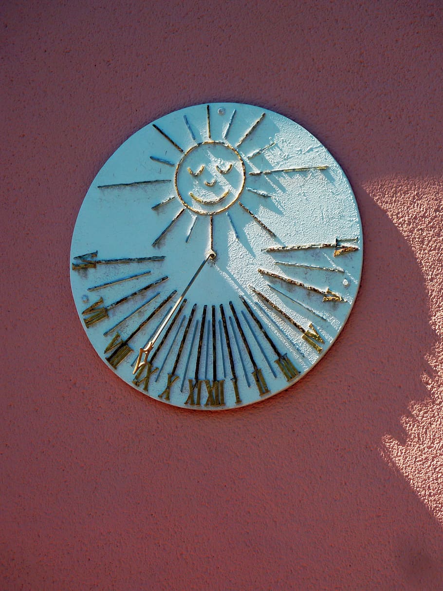 Sonnenuhr, Uhr, Zeit, Sonne, Zeitangabe, Zeiger, Zeit des, Sonne läuft, Uhrzeit, Sommerzeit, Kreis, Geometrische Figur, gestalten, keine Leute, die Architektur, gebaute Struktur, Tag, Nahansicht, Muster, Design, Gebäudehülle, Wandbau - Funktion, Fenster, Blau, Metall, Natur, Sonnenlicht, draußen, Kunst und Handwerk, Blumenmuster, 2K