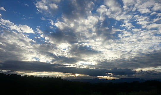 nebe, mraky, scéna s oblaky, vzduch, modrý, načechraný, horizont, nebesa, zatažený, počasí, mrak - nebe, krása v přírodě, scenics - příroda, klidné scény, klid, Příroda, západ slunce, silueta, životní prostředí, hora, krajina, nikdo, mimoměstské scény, idylický, dramatická obloha, venku, strom, pohoří, výše, 2K, CC0, veřejná doména, bez autorských práv