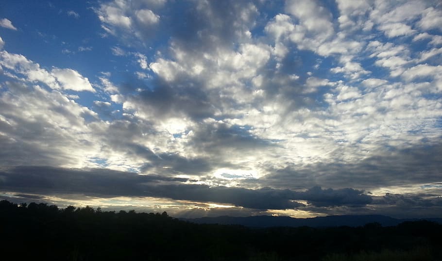 nebe, mraky, scéna s oblaky, vzduch, modrý, načechraný, horizont, nebesa, zatažený, počasí, mrak - nebe, krása v přírodě, scenics - příroda, klidné scény, klid, Příroda, západ slunce, silueta, životní prostředí, hora, krajina, nikdo, mimoměstské scény, idylický, dramatická obloha, venku, strom, pohoří, výše, 2K