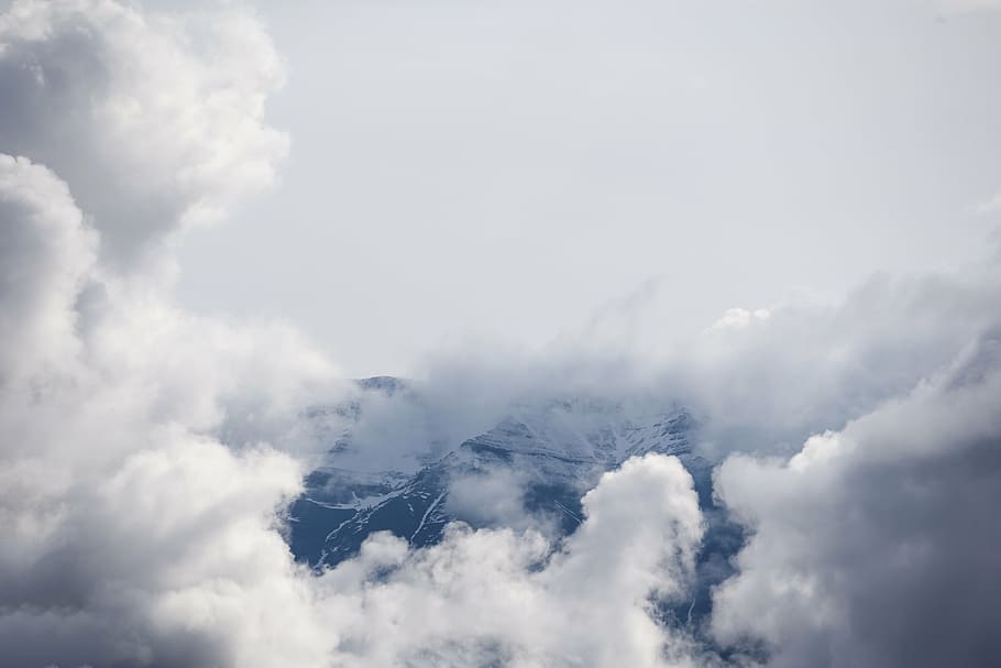 foto, bianca, nuvole, giorno, montagna, cielo, picco, vertice, superiore, roccia, ambiente, natura, tempo metereologico, blu, nuvola - cielo, aria, all'aperto, sfondi, Cloudscape, Paradiso, bellezza nella natura, nessuno, scenics - natura, Colore bianco, soffice, atmosfera, idilliaco, cielo drammatico, copia spazio, la tranquillità, vento, astratto, morbidezza, infausto, sopra, 5K
