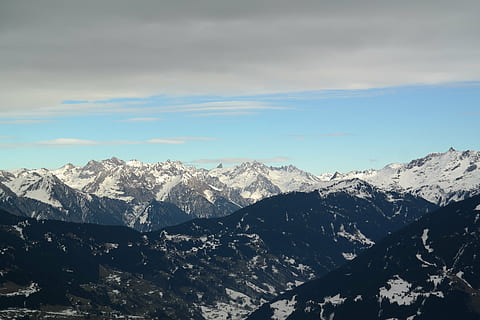 montagne, alpino, inverno, invernale, Montafon, Golm, vista, visione, cielo, nuvole, blu, montagna, natura, la neve, Alpi europee, picco di montagna, paesaggio, Paesaggi, all'aperto, scenics - natura, temperatura fredda, bellezza nella natura, catena montuosa, montagna innevata, ambiente, scena tranquilla, la tranquillità, nuvola - cielo, scena non urbana, nessuno, giorno, idilliaco, paesaggio drammatico, formazione, clima, 5K, CC0, dominio pubblico, privo di copyright