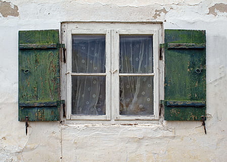 tancat, finestra, pantalles, casa, edifici, rústic, hauswand, obturador, façana, persianes, granja, cortina, guix, navegar, escates, persianes de fusta, en viu, paret, vell, arquitectura, estructura construïda, exterior de l'edifici, cap gent, dia, funció de construcció de parets, porta, resistent, material de fusta, seguretat, vidre - material, entrada, barri residencial, abandonat, a l'aire lliure, marc de finestra, deteriorament, arruïnat, 2K, CC0, domini públic, lliure de regalies
