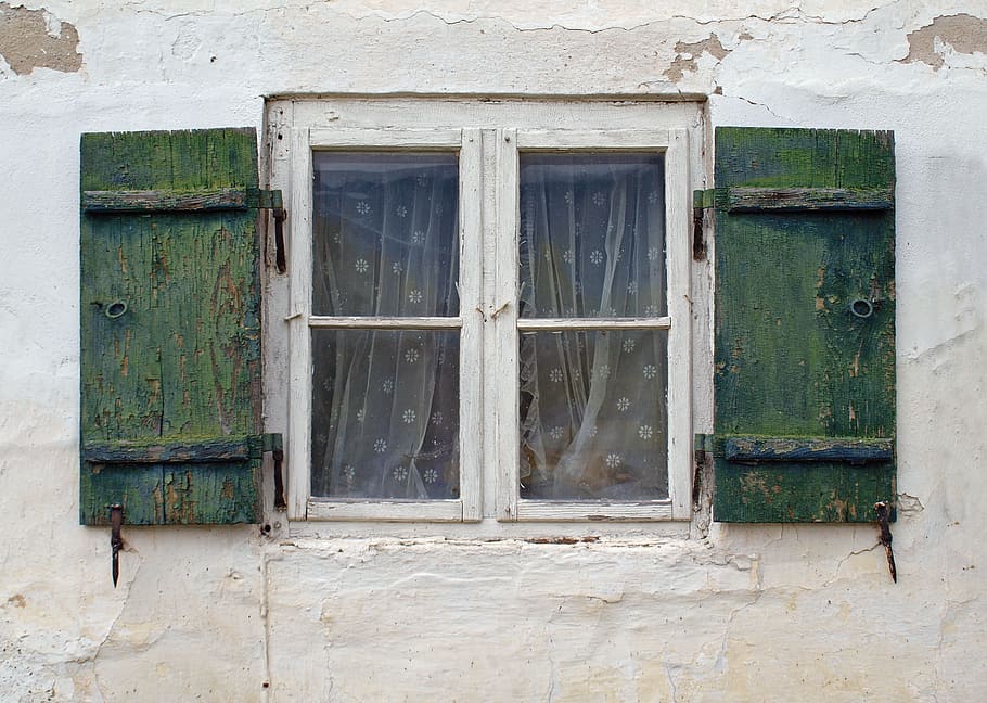 tancat, finestra, pantalles, casa, edifici, rústic, hauswand, obturador, façana, persianes, granja, cortina, guix, navegar, escates, persianes de fusta, en viu, paret, vell, arquitectura, estructura construïda, exterior de l'edifici, cap gent, dia, funció de construcció de parets, porta, resistent, material de fusta, seguretat, vidre - material, entrada, barri residencial, abandonat, a l'aire lliure, marc de finestra, deteriorament, arruïnat, 2K