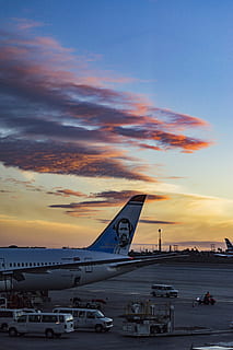bianca, blu, aereo, tramonto, commerciale, aeroporto, nube, pista di decollo, cielo, volo, modo di trasporto, mezzi di trasporto, veicolo aereo, nuvola - cielo, Pista d'atterraggio, colore arancione, viaggio, natura, trasporto pubblico, architettura, struttura costruita, persone accessorie, nave nautica, all'aperto, aereo commerciale, industria aerospaziale, 5K, CC0, dominio pubblico, privo di copyright