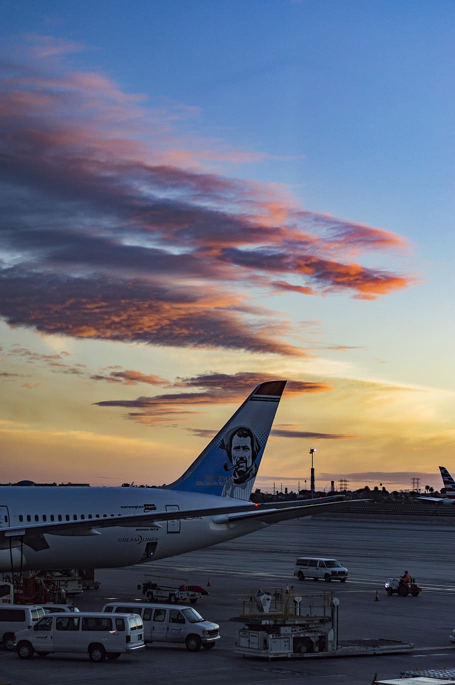 bianca, blu, aereo, tramonto, commerciale, aeroporto, nube, pista di decollo, cielo, volo, modo di trasporto, mezzi di trasporto, veicolo aereo, nuvola - cielo, Pista d'atterraggio, colore arancione, viaggio, natura, trasporto pubblico, architettura, struttura costruita, persone accessorie, nave nautica, all'aperto, aereo commerciale, industria aerospaziale, 5K