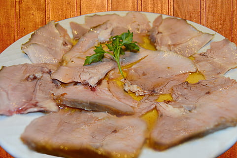 prosciutto, arrosto, superiore, cibo, cibo e bevande, freschezza, pronto a mangiare, avvicinamento, carne, frutti di mare, benessere, porzioni, in casa, mangiare sano, natura morta, piatto, messa a fuoco selettiva, nessuno, pasto, tavolo, pesce, animale, vista dall'alto, tentazione, vasellame, erba, cena, coriandolo, piatto da portata, cibo giapponese, 5K, CC0, dominio pubblico, privo di copyright
