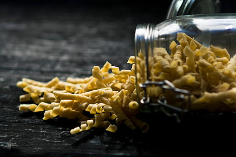 amarillo, pastas, claro, fotografía de envase de vidrio, en claro, contenedor de vidrio, fotografía, comida, comida y bebida, bocadillo, de cerca, nadie, color dorado, oro, comida italiana, frescura, adentro, alimentos crudos, naturaleza muerta, alimentación saludable, bienestar, gran grupo de objetos, enfoque selectivo, envase, ingrediente, mesa, material de madera, comida vegetariana, espaguetis, macarrones, 5K, CC0, dominio público, libre de derechos