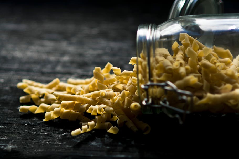 groc, pasta, clar, fotografia de contenidors de vidre, en clar, envàs de vidre, fotografia, menjar, menjar i beguda, berenar, primer pla, cap gent, color daurat, or, menjar italià, frescor, a l'interior, aliments crus, natura morta, alimentació saludable, benestar, gran grup d'objectes, enfocament selectiu, contenidor, ingredient, taula, material de fusta, menjar vegetarià, espaguetis, macarrons, 5K