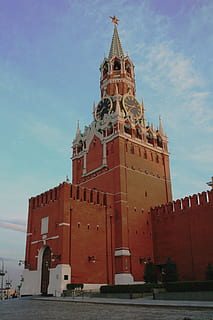 toren, kremlin, muur, rood, steen, lang, klok, witte toeters en bellen, inkepingen, torenspits, architectuur, Bekende plek, buitenkant van het gebouw, ingebouwde structuur, hemel, gebouw, geestelijkheid, religie, lage hoekweergave, gebedsruimte, geloof, het verleden, reisbestemmingen, natuur, geschiedenis, stad, geen mensen, wolk - lucht, buitenshuis, 1080P, CC0, publiek domein, royaltyvrij