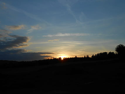 paradis, le coucher du soleil, des arbres, des nuages, Soleil, ciel, Ouest, Météo, sensible, romantique, nuage - ciel, scène tranquille, beauté dans la nature, paysages - nature, tranquillité, silhouette, arbre, scène non urbaine, la nature, paysage, environnement, personne, plante, terre, champ, idyllique, lumière du soleil, couleur orange, 4K, CC0, domaine public, libre de droits